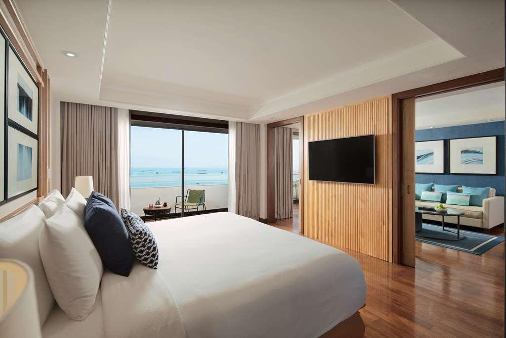 Hotel Avani And *