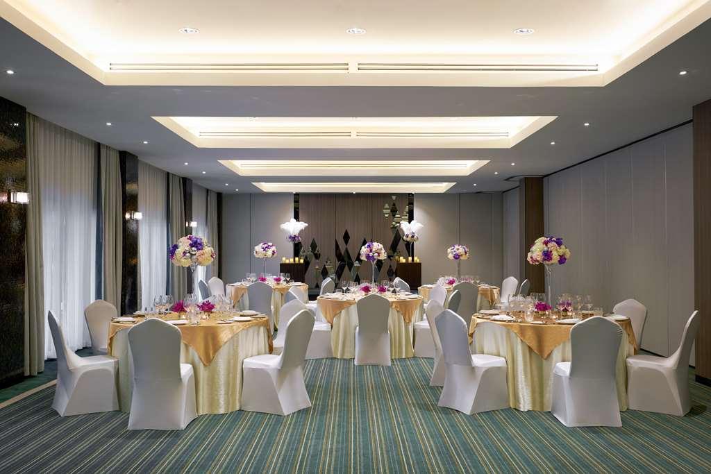 Hotel Avani And *